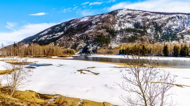 La rivière North Thompson partiellement gelée entre Barriere et Clearwater, Colombie-Britannique, Canada