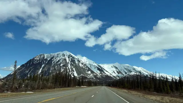 Paysage montagneux vue depuis la route en Alaska
