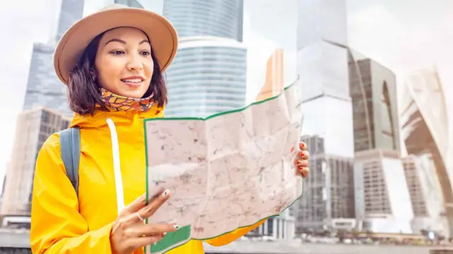 femme lisant une carte au Canada